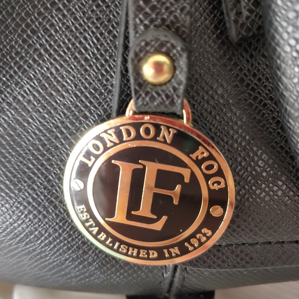 ๐๐ SEND OFFERS ! ๐๐LONDON FOG PURSE. - Picture 2 of 10